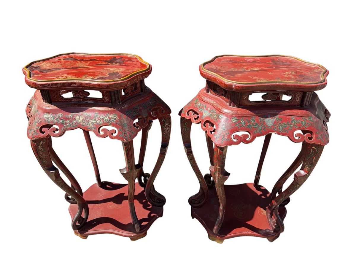 Un ensemble de tables chinoises en laque rouge et doré 