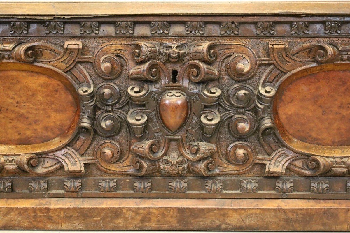 Coffre Renaissance Italienne En Noyer Du XVIIe Siècle.