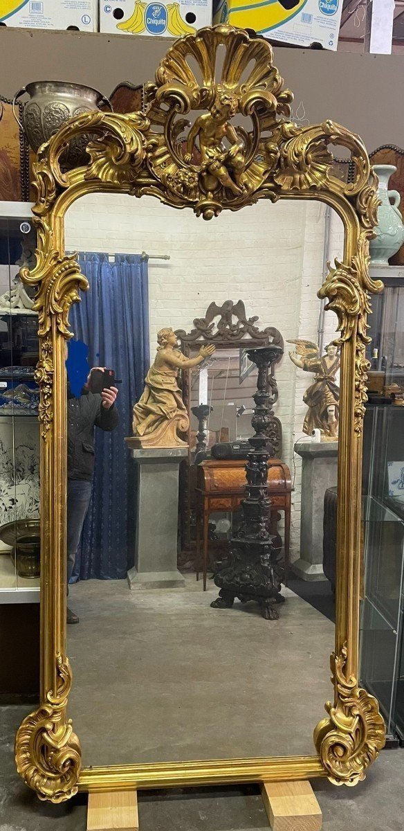 Grand Miroir De Style Louis XV Avec Putti En Bois Doré 19ème.