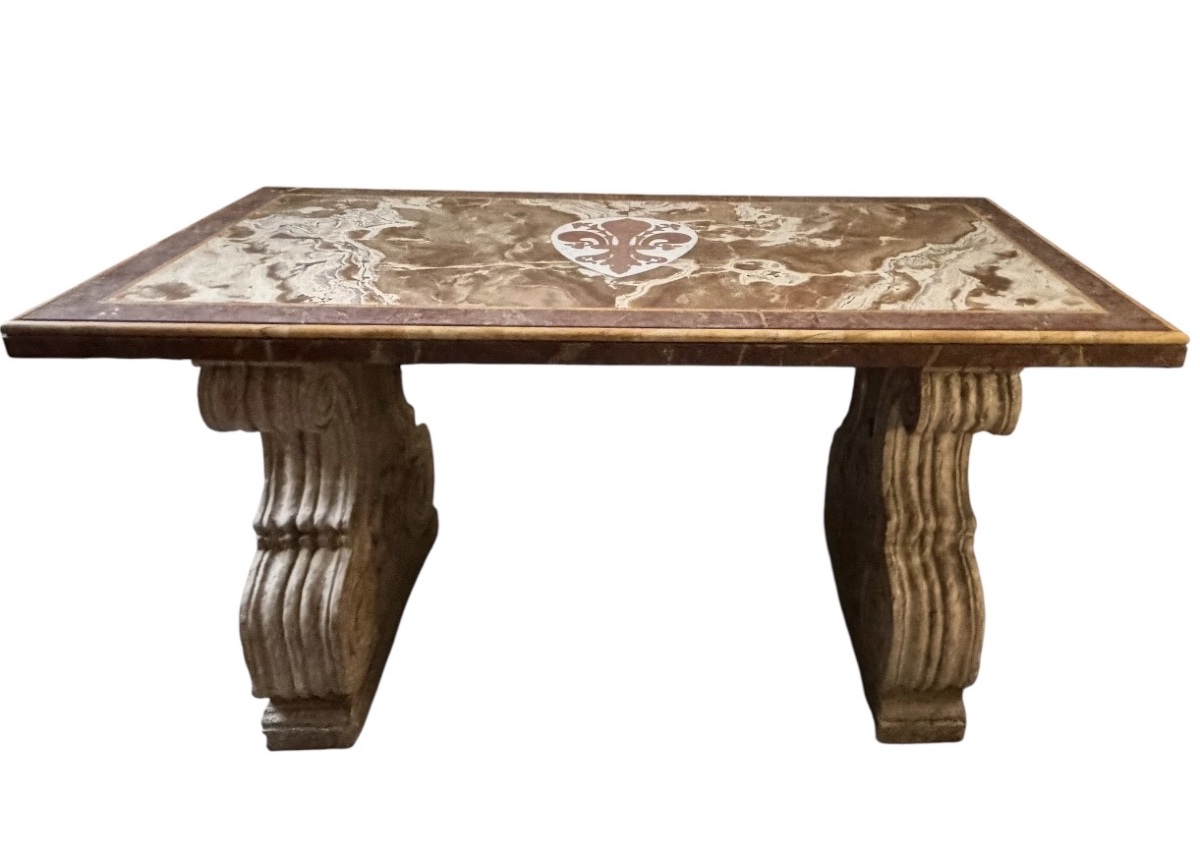 Console en marbre, ornée d’une fleur de lys française incrustée. -photo-3