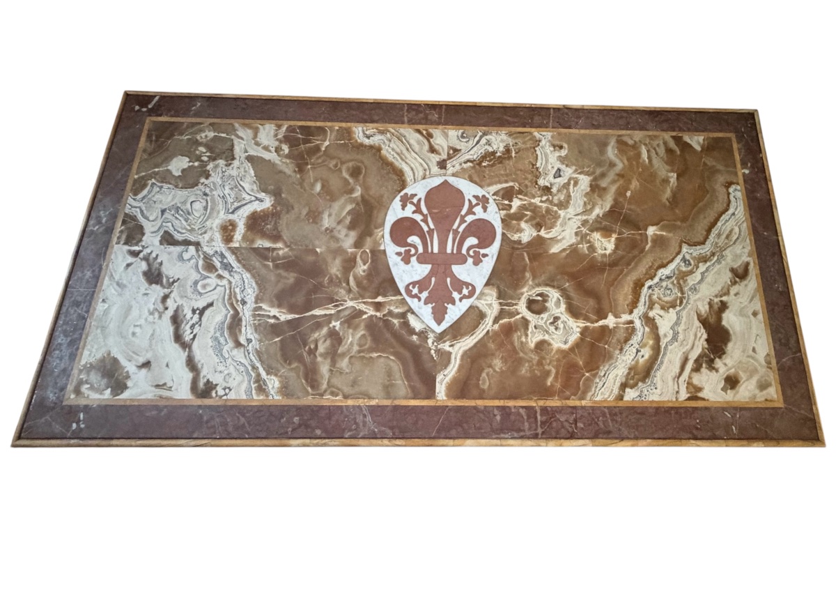 Console en marbre, ornée d’une fleur de lys française incrustée. -photo-5