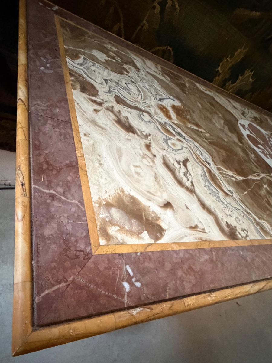 Console en marbre, ornée d’une fleur de lys française incrustée. -photo-8