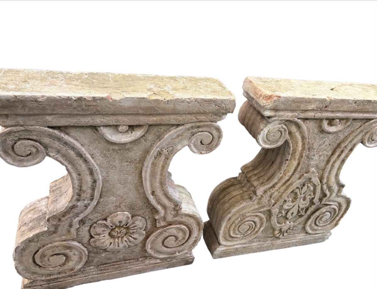 Console en marbre, ornée d’une fleur de lys française incrustée. -photo-1