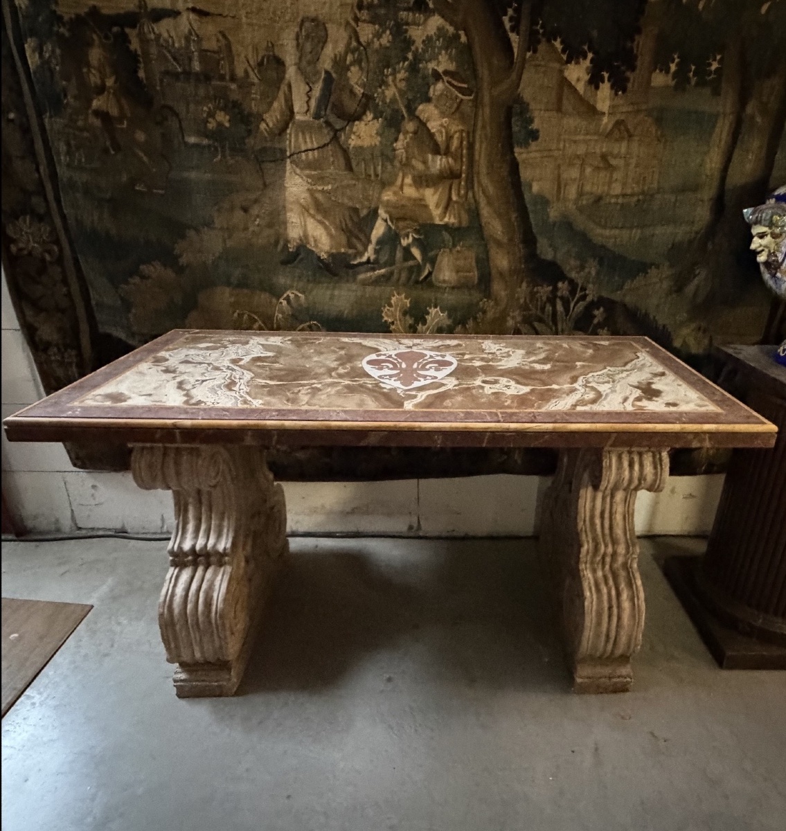 Console en marbre, ornée d’une fleur de lys française incrustée. 