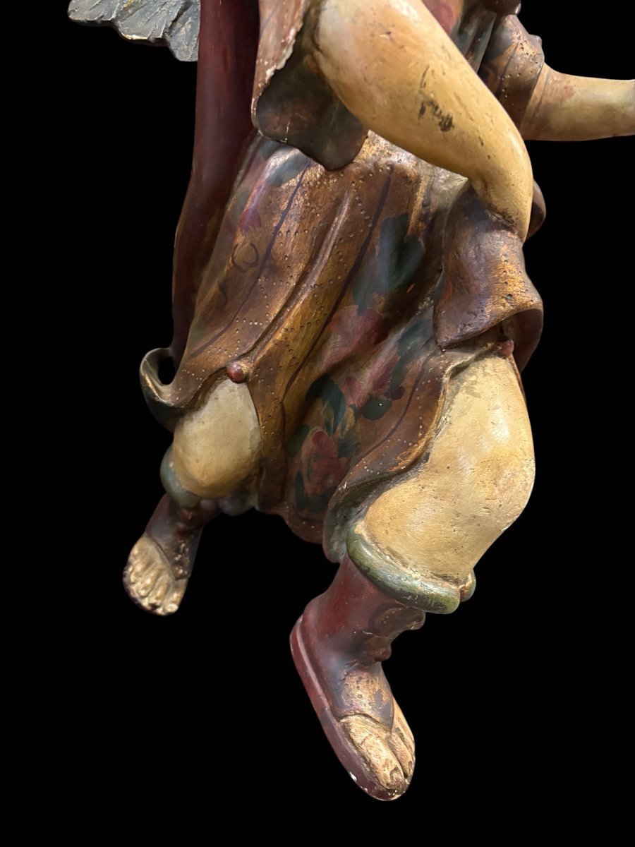 Joli ange en bois polychrome du XVIIIe siècle.-photo-3