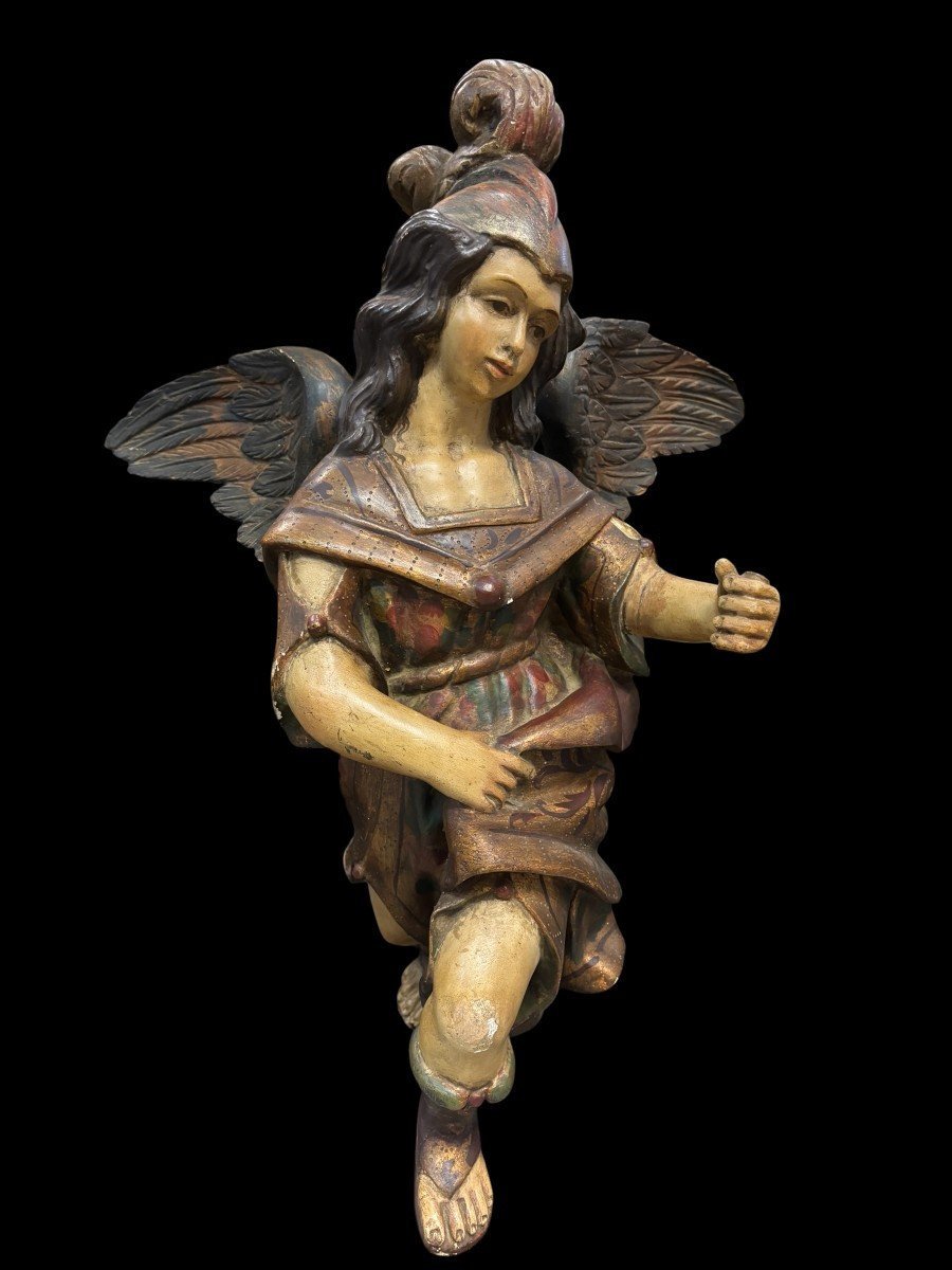 Joli ange en bois polychrome du XVIIIe siècle.