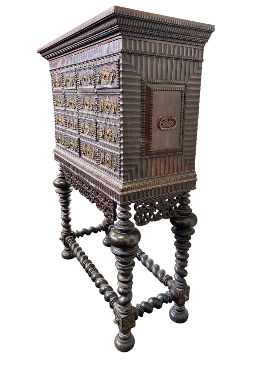 Cabinet For Collectibles, Portuguese, 18th Century. -photo-4