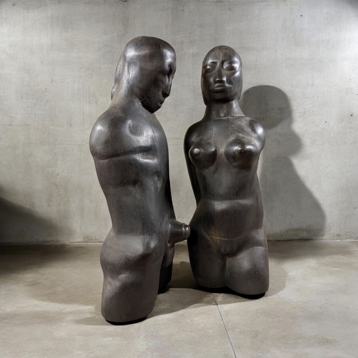Paire de torses en bois de chêne noirci, vers 1973 . 