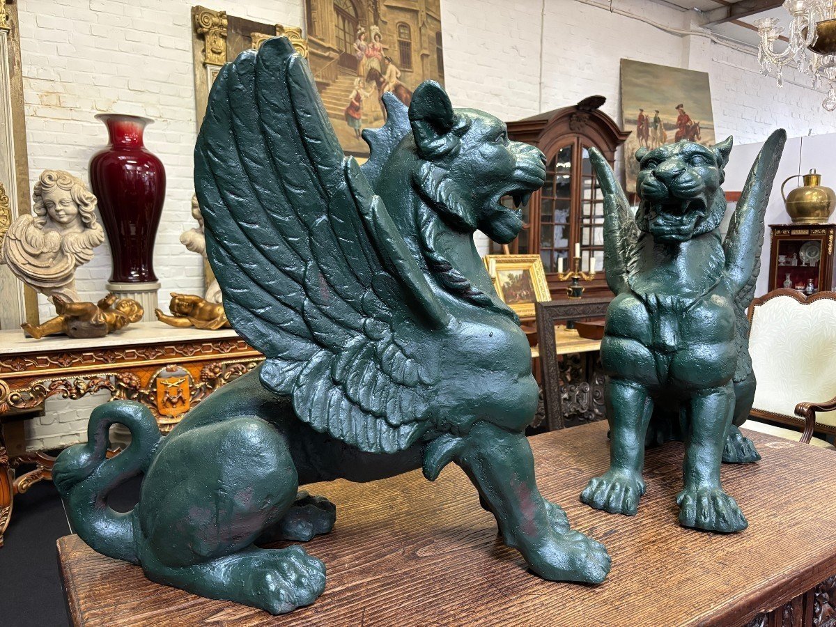 Paire de grands lions ailés mythologiques style Empire en fonte 20ème.-photo-2