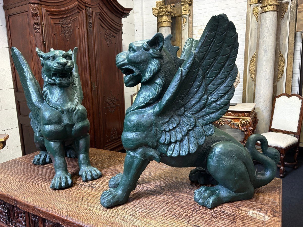 Paire de grands lions ailés mythologiques style Empire en fonte 20ème.-photo-3
