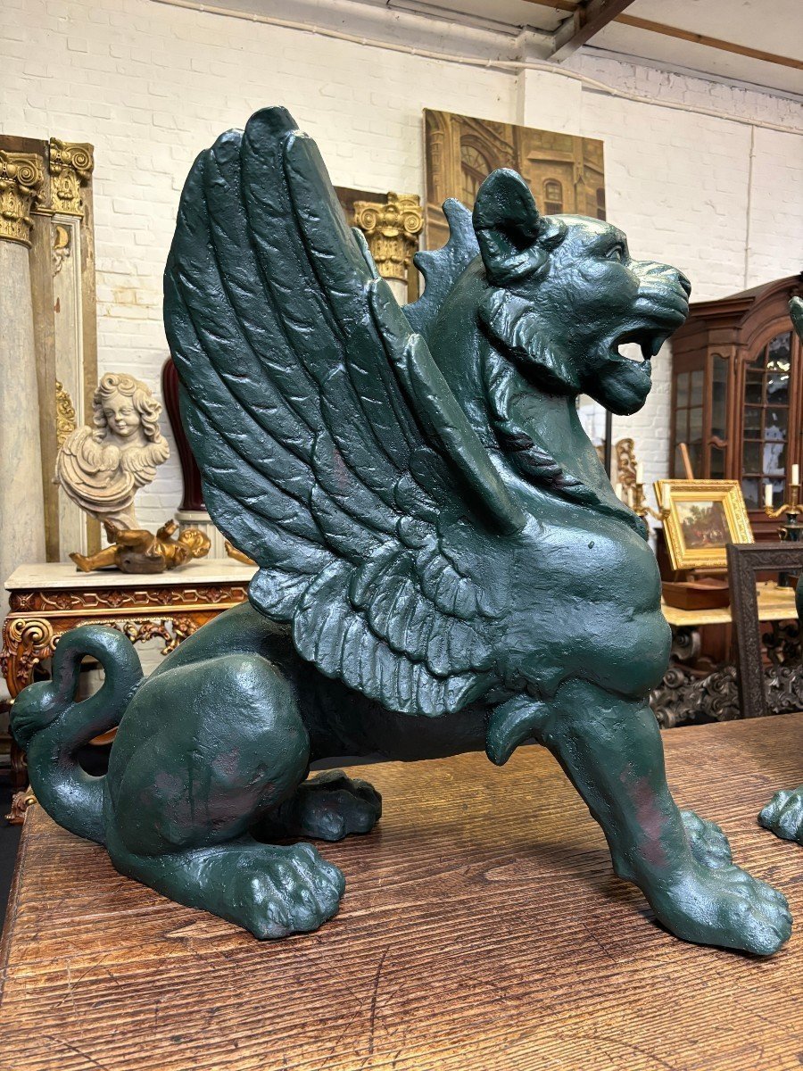 Paire de grands lions ailés mythologiques style Empire en fonte 20ème.-photo-4