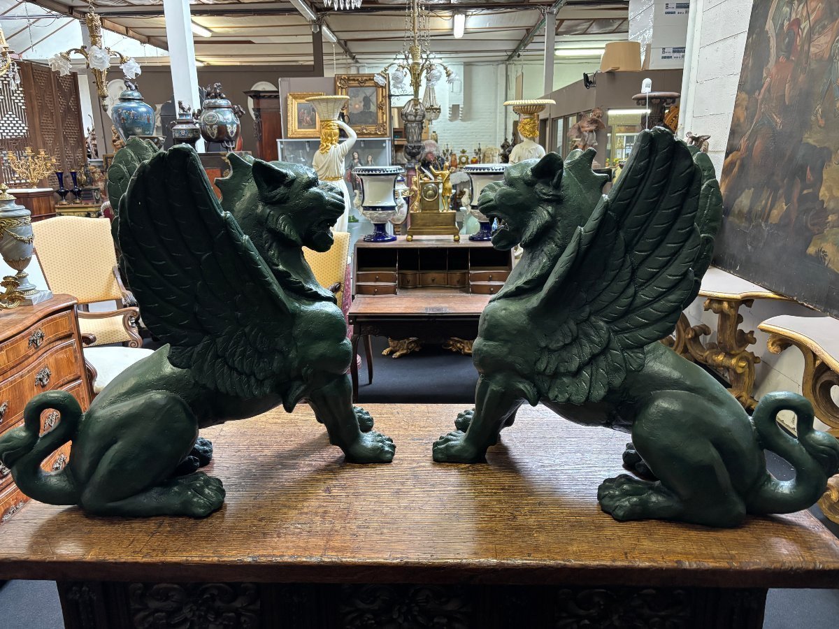 Paire de grands lions ailés mythologiques style Empire en fonte 20ème.-photo-7