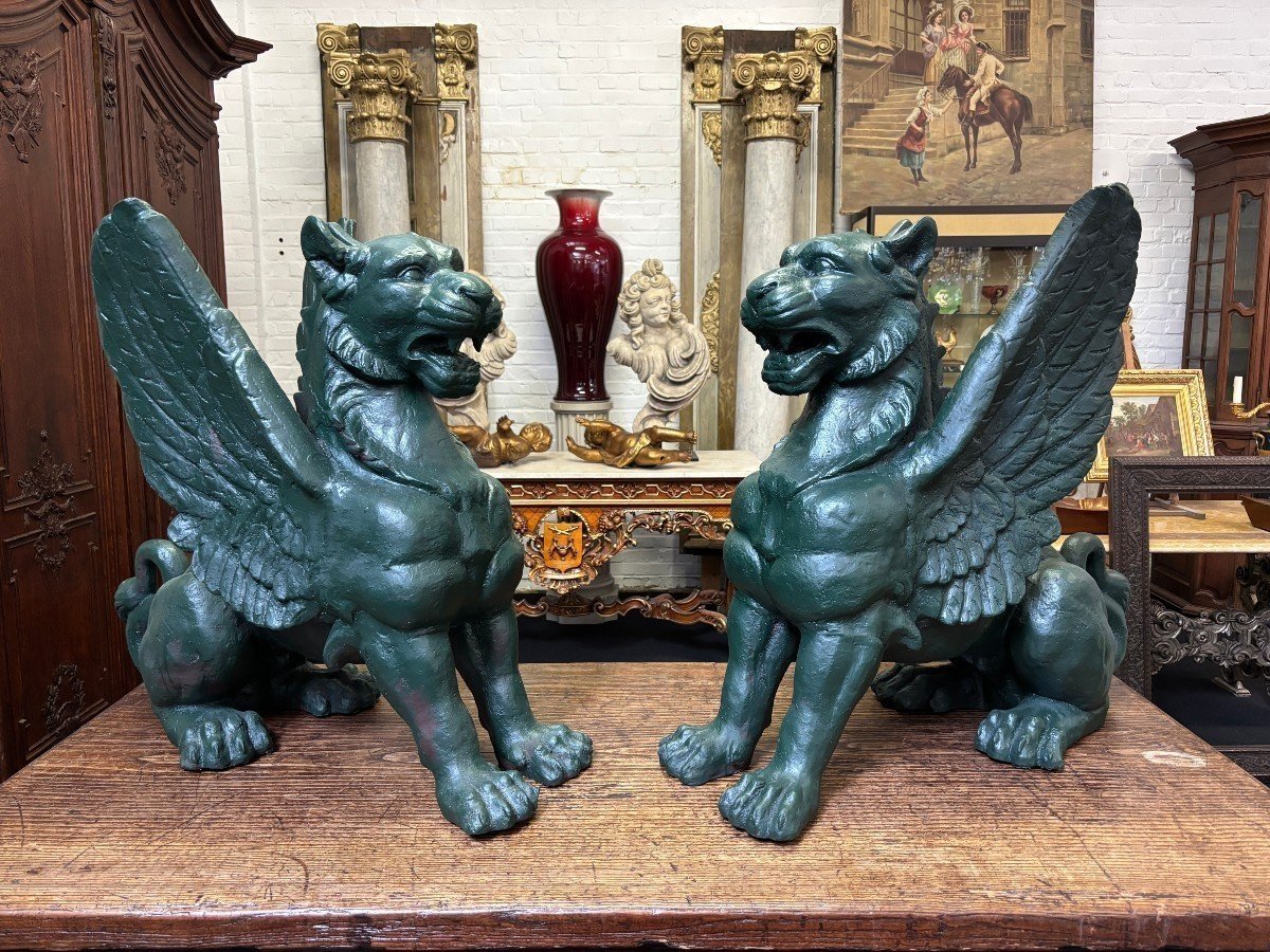 Paire de grands lions ailés mythologiques style Empire en fonte 20ème.