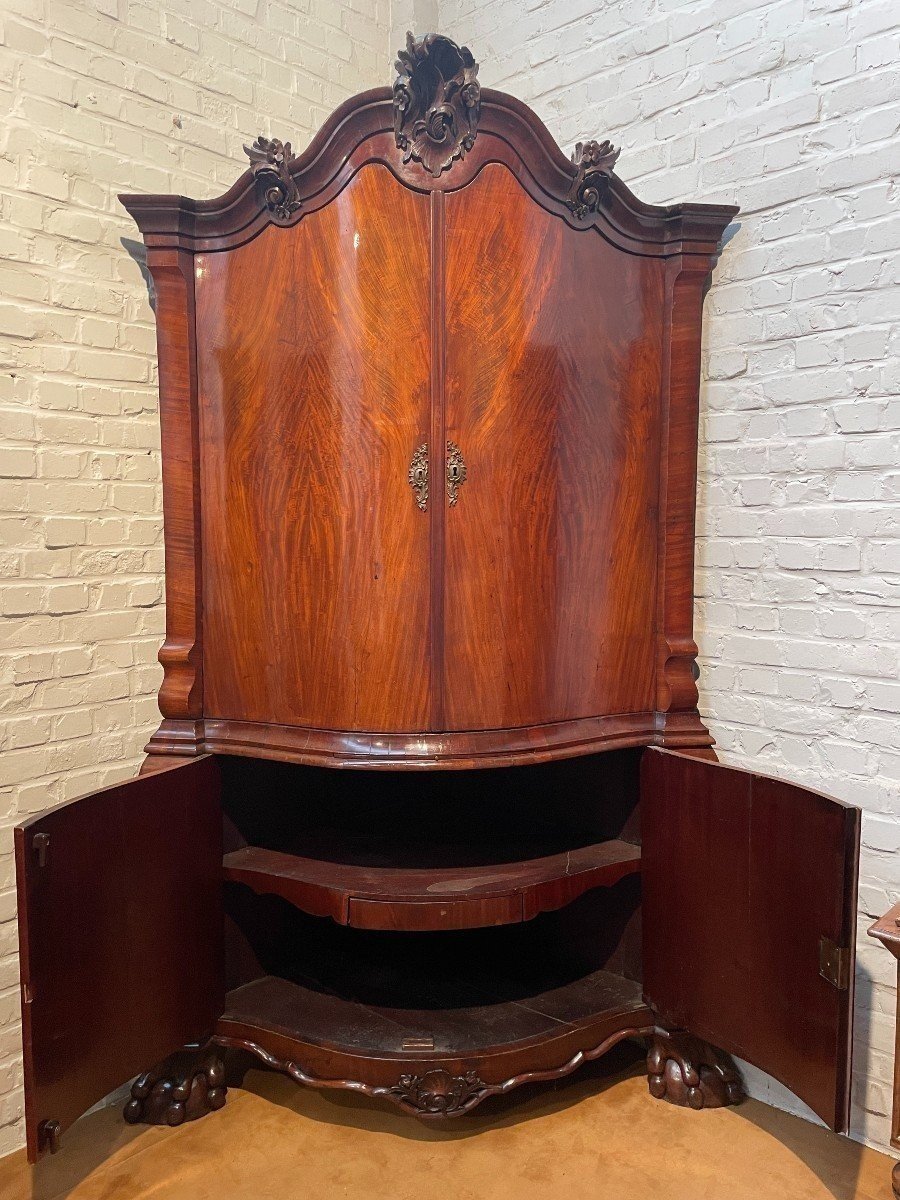 Beautiful Large 18th-century Dutch Mahogany Corner Cabinet.-photo-3