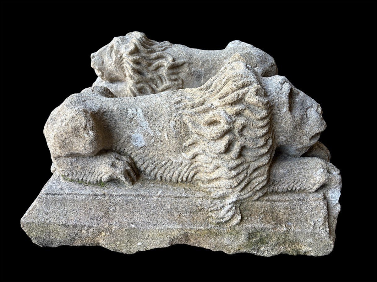 Paire de sculptures « lions couchés » en pierre de France du XVIIe siècle.