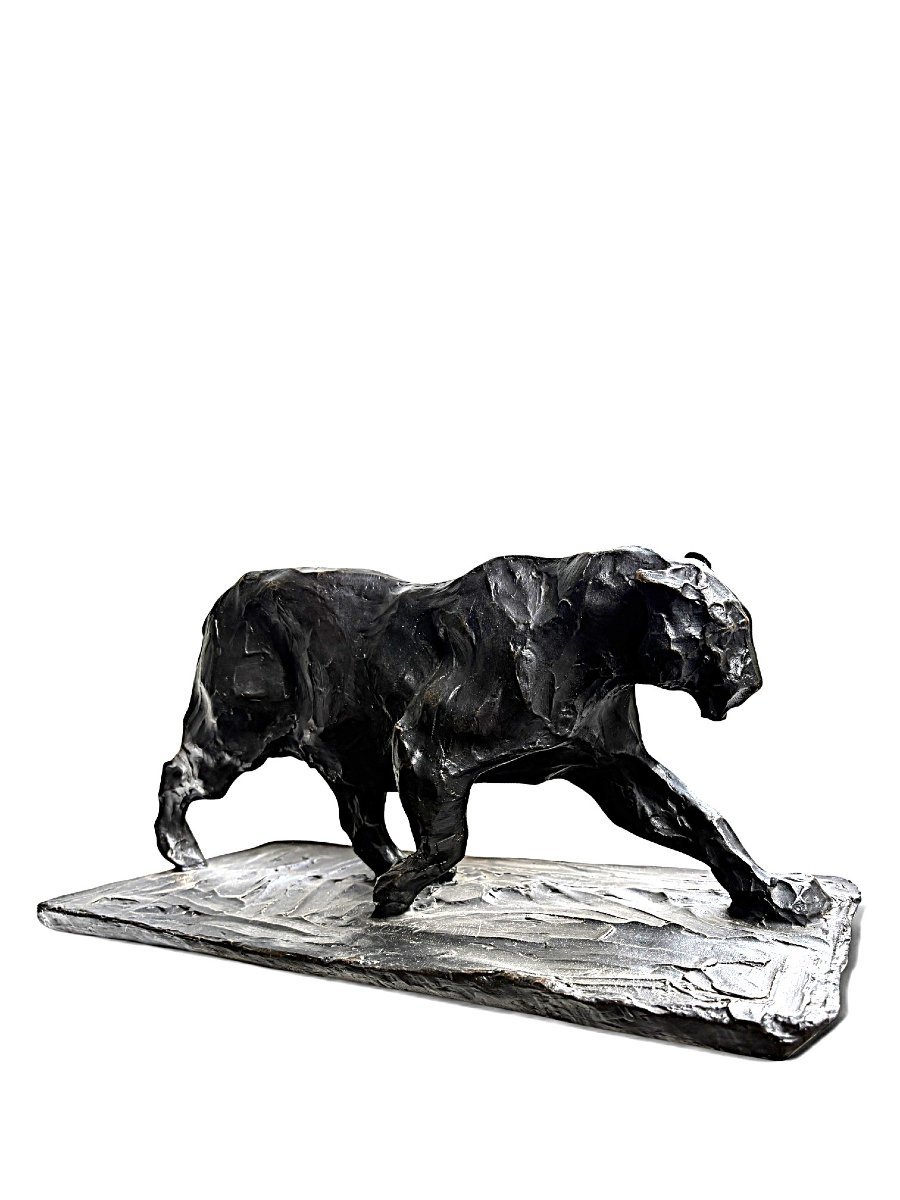 Sculpture d'une panthère en bronze, XXe siècle.