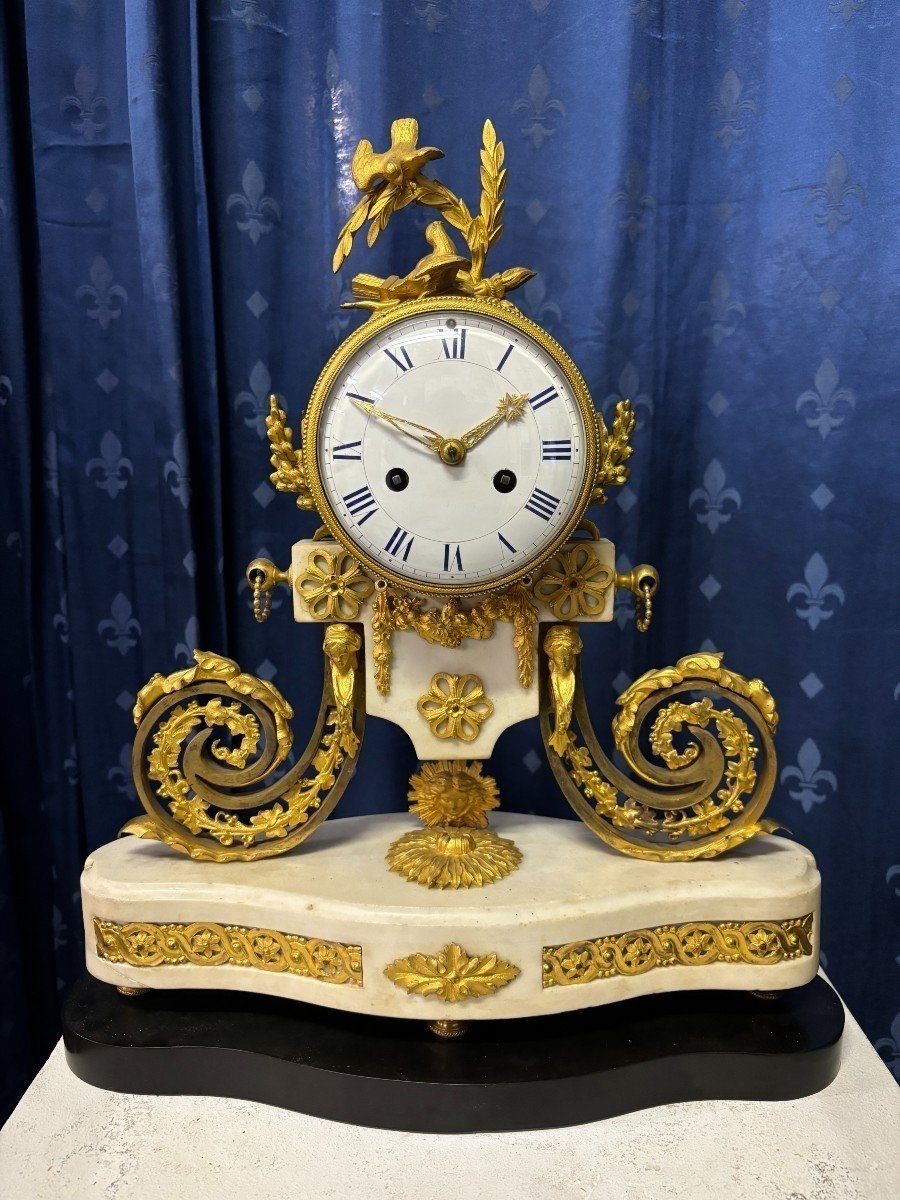 Jolie Pendule De Style Louis XVI En Marbre Et Bronze Doré 18ème.