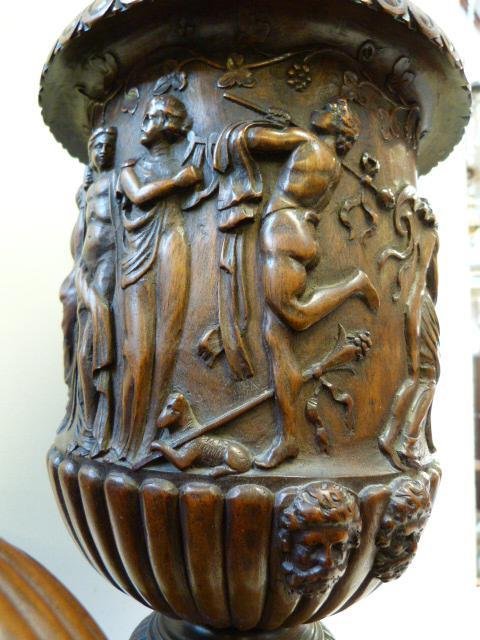 Paire De Vases " Medici " En Noyer très fine Sculpté 19ème.-photo-2