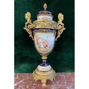 Grand Vase En Porcelaine De Sèvres / Bronze Doré 19ème Siècle. ( 70 Cm )