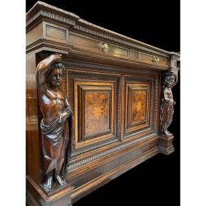 Cabinet Spécial Avec 2 Grandes Sculptures En Noyer 19ème.