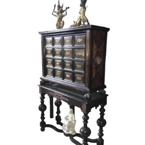 Cabinet à huit tiroirs 18ème siècle 