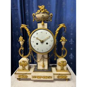 Elégante Pendule De Style Louis XVI 18ème Siècle.