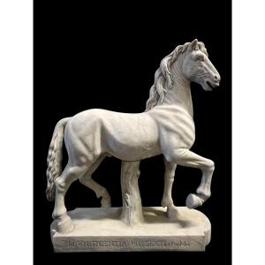 Elégante Sculpture De Cheval En Marbre Blanc 20ème.