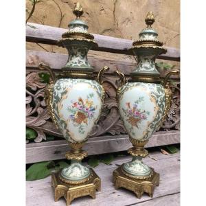 Paire De Vases En Porcelaine Et Bronze Doré Fin19ème.