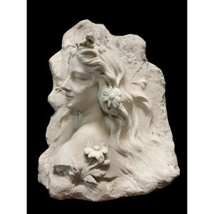 Sculpture Art Nouveau En Marbre Blanc Représentant Une Jeune Femme.