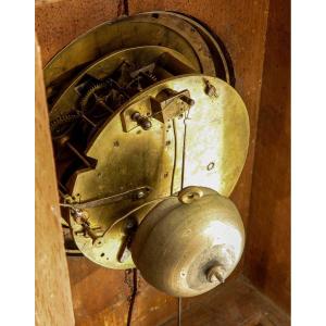 Horloge en acajou sonnée de deux cloches 