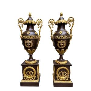 Paire de grandes cassolettes Empire en bronze doré / patiné 19ème.