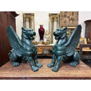 Paire de grands lions ailés mythologiques style Empire en fonte 20ème.