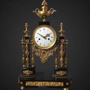 Une horloge très élégante d’époque Louis XVI 