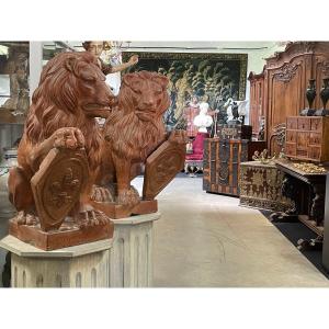 Paire De Lions Décoratifs Avec Boucliers En Terre Cuite 1900