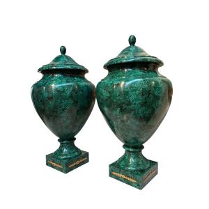 Paire de vases ( 70 cm ) en bois peints à l'imitation du Malachite 20ème.