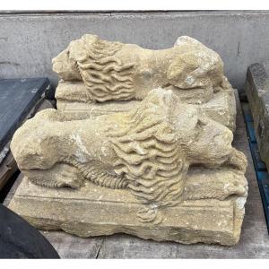 Paire de sculptures « lions couchés » en pierre de France du XVIIe siècle.