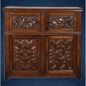 Une meuble en chêne à quatre portes 17e siècle 