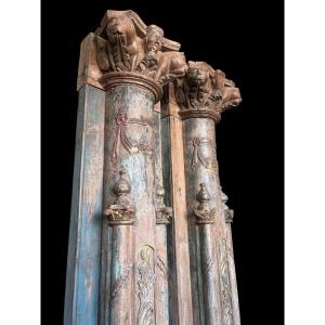Une paire de grandes colonnes décoratives en bois avec chapiteaux 19ème.