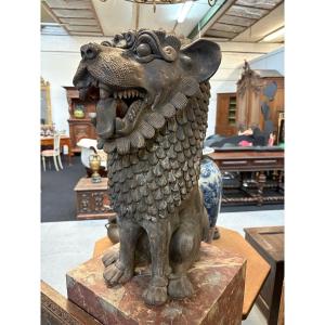 Lion oriental décoratif en terre cuite, fin du XIXe siècle.