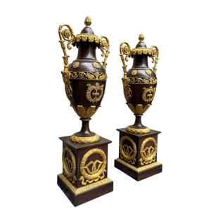 Paire de grandes cassolettes Empire en bronze doré / patiné 19ème.