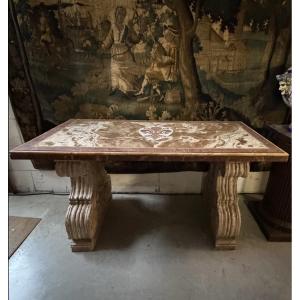 Console en marbre, ornée d’une fleur de lys française incrustée. 