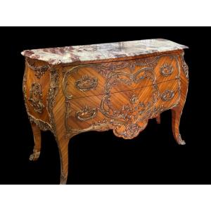 Élégante commode courbée avec ferrures en bronze, 1920.