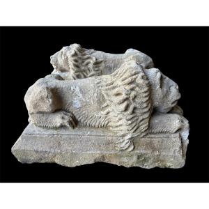 Paire de sculptures « lions couchés » en pierre de France du XVIIe siècle.
