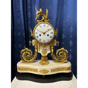 Jolie Pendule De Style Louis XVI En Marbre Et Bronze Doré 18ème.