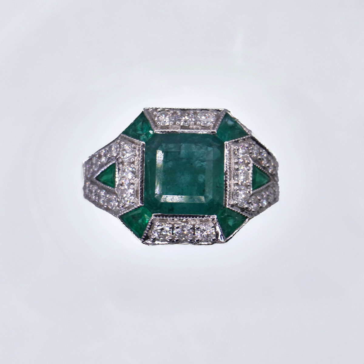 Bague emeraude rectangle pan coupé, diamants