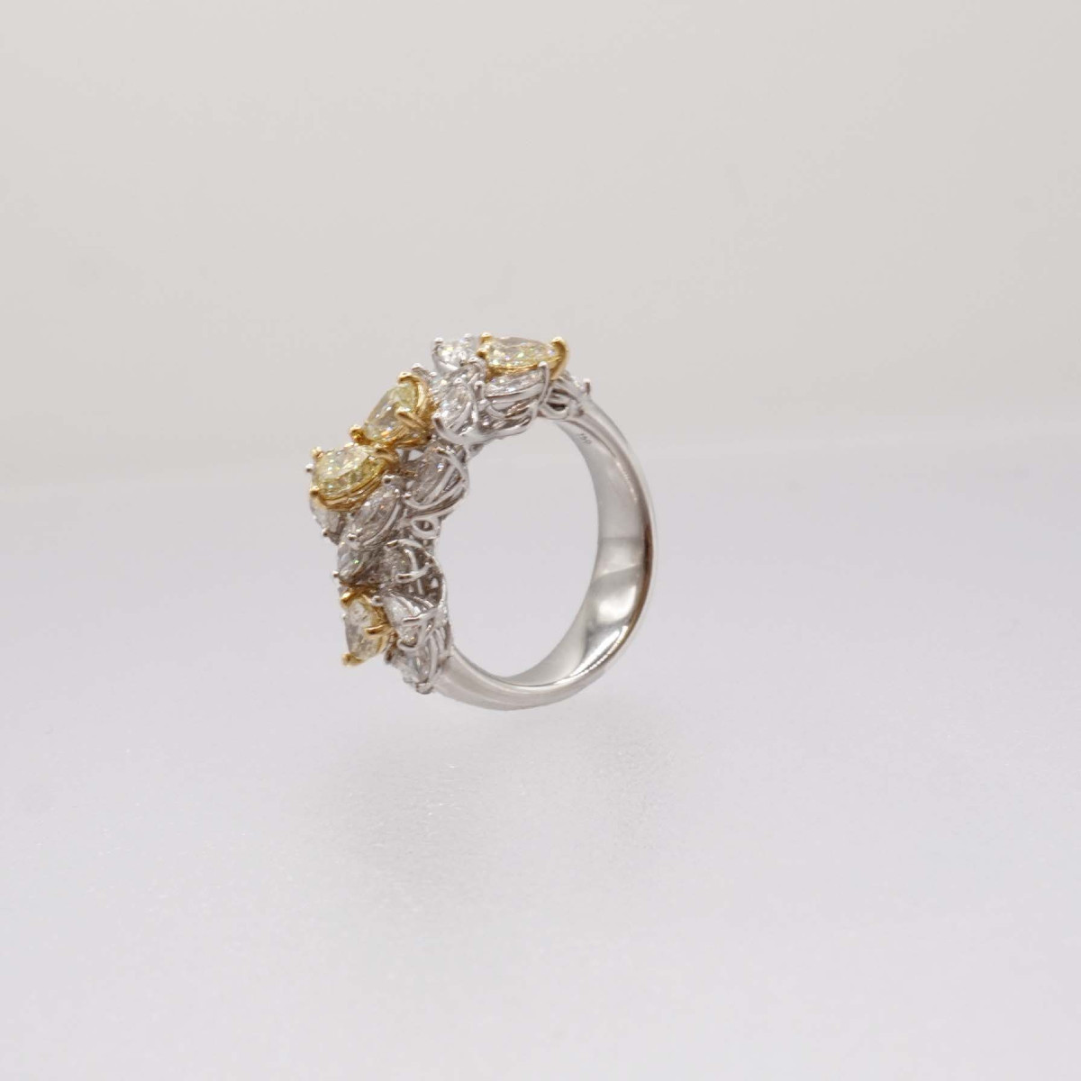 Bague diamant poire jonquilles et diamant navette