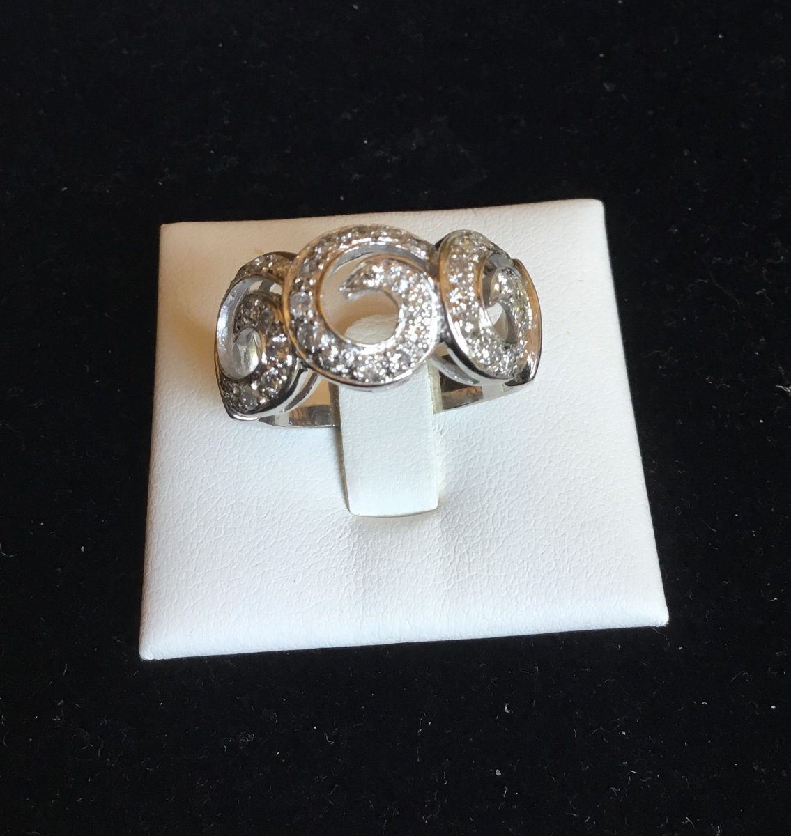 Bague en or gris et diamants