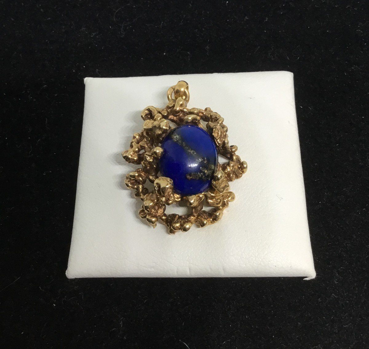 Pendentif or et lapis-lazuli, années 60