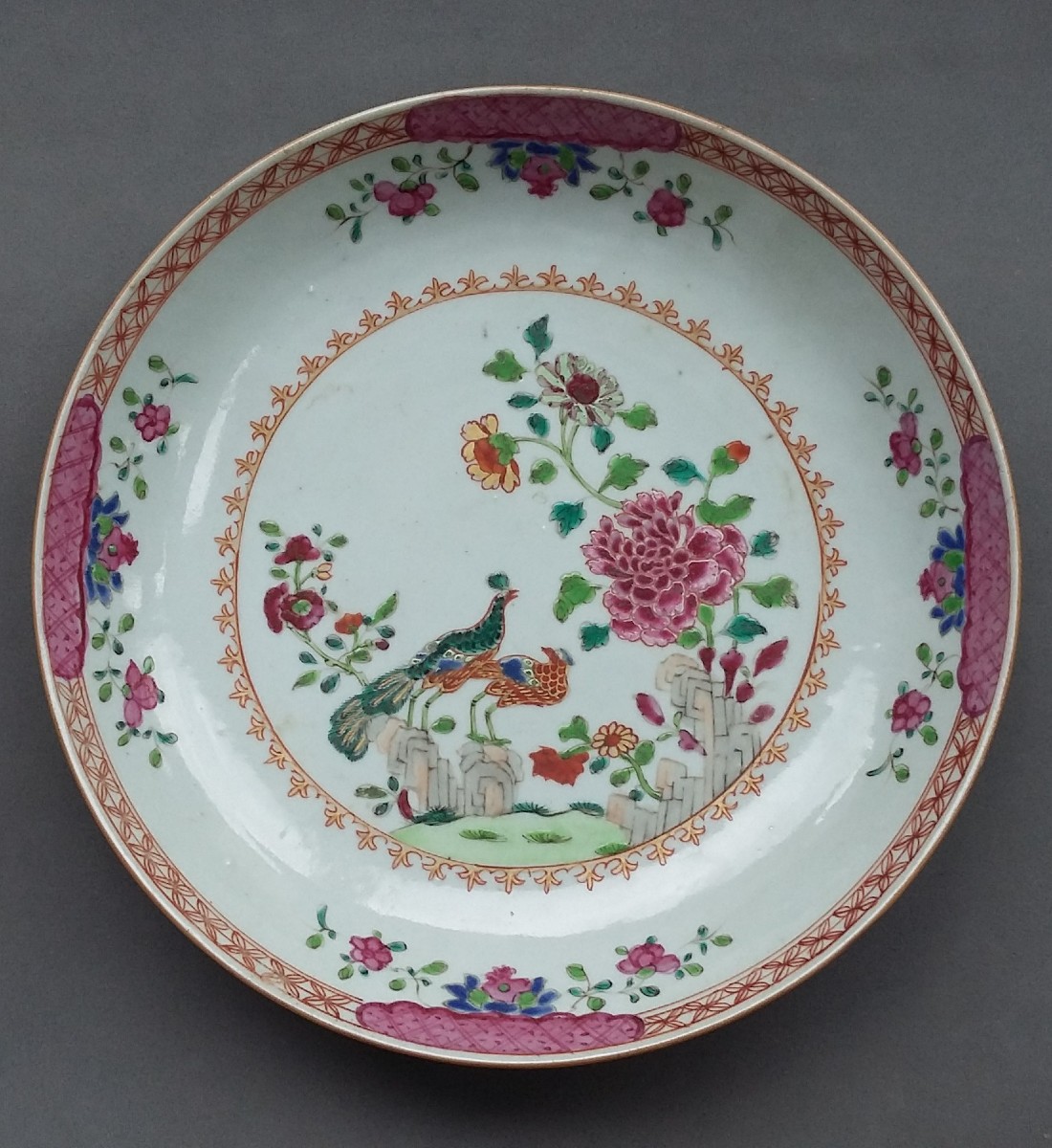 Assiette Qianlong en porcelaine chinoise Famille Rose
