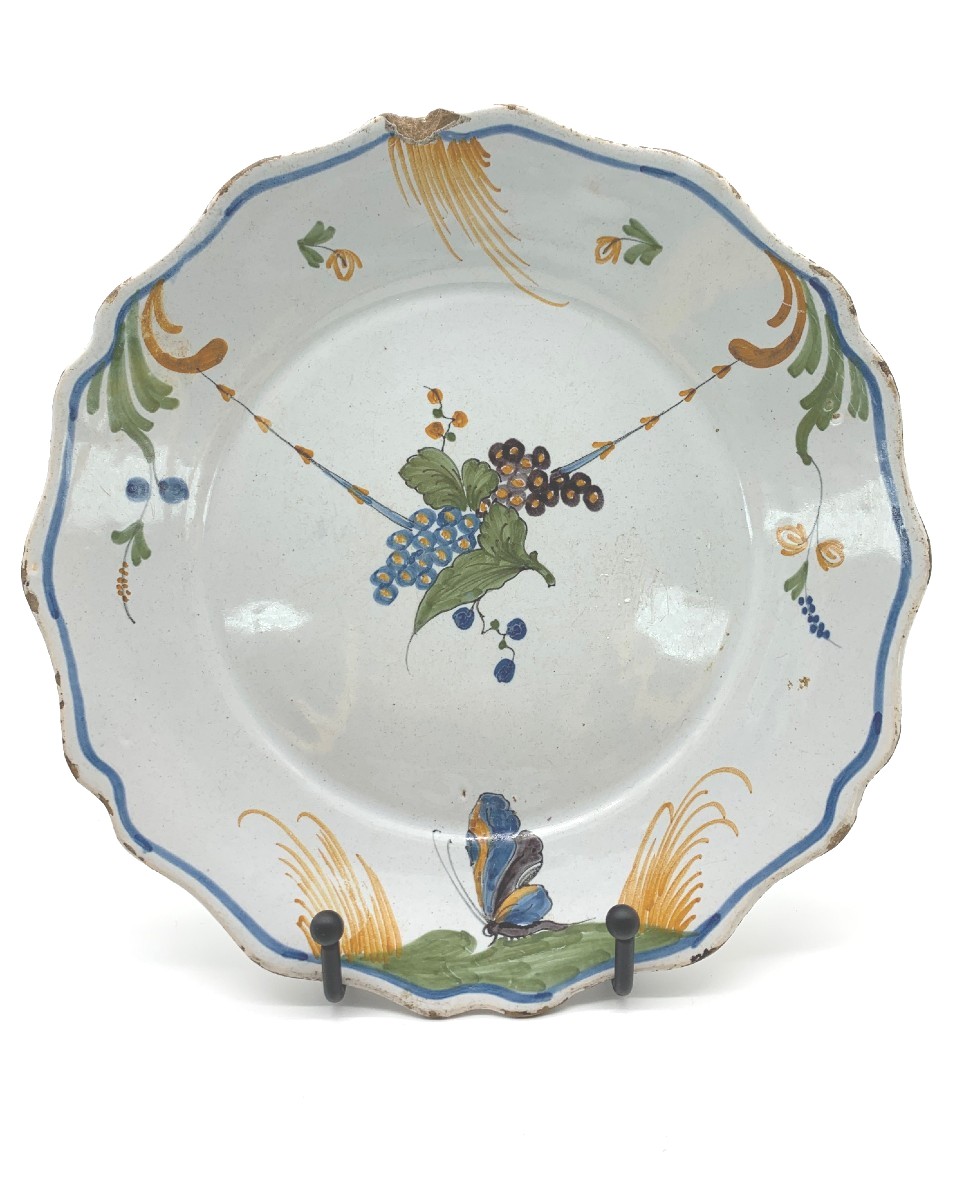 NEVERS XVIII ème Siècle - Bouquet de fleurs et papillon au marli